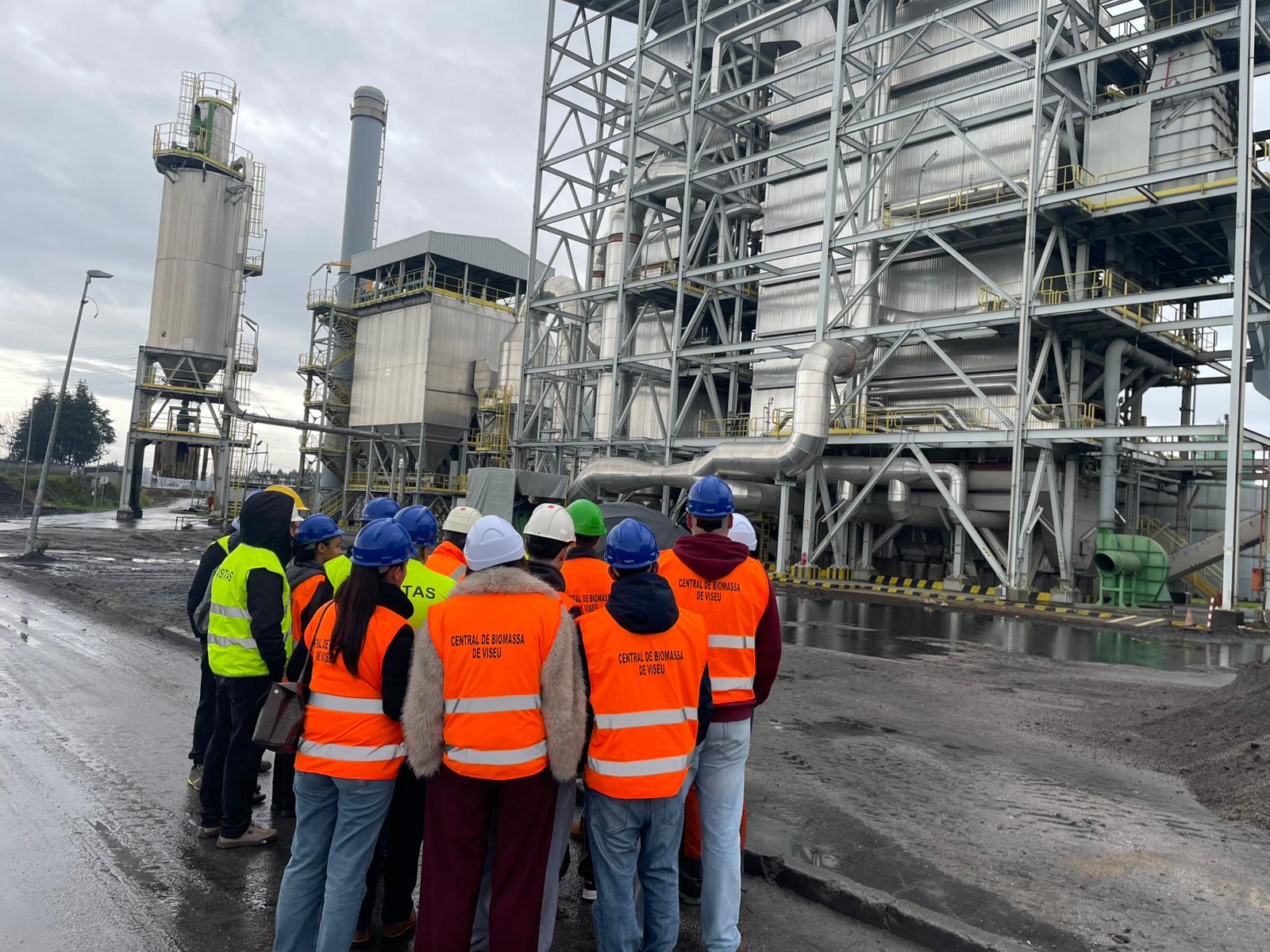 Turma da Licenciatura de Gestão Industrial visita Central de Biomassa de Viseu para promover energias renováveis e sustentabilidade.